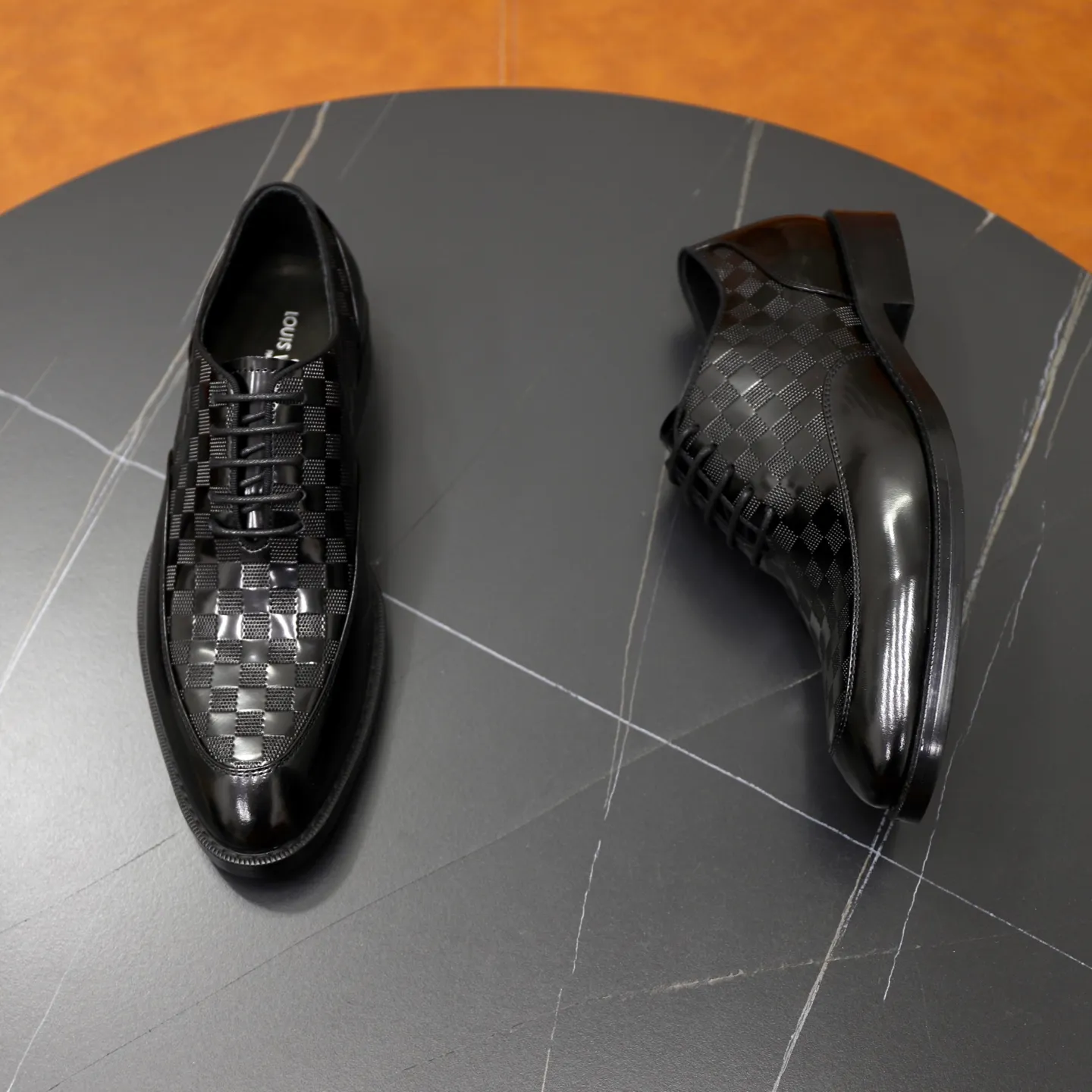 Men's shoes: 280🙅‍♂️🙅‍♂️🙅‍♂️Niuli Brand: LV Louis Vuitton Size: 39-44 (38, 45, 46 can be customized) Level: Counter classic Material: Original soft cowhide upper Comfortable cowhide lining Original lightweight outsole Style category: Formal business casual driving leather shoes Color: Color of the actual picture